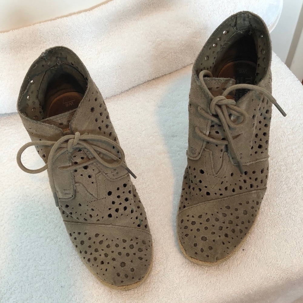 Toms Taupe Moroccan Cutout Desert Wedge